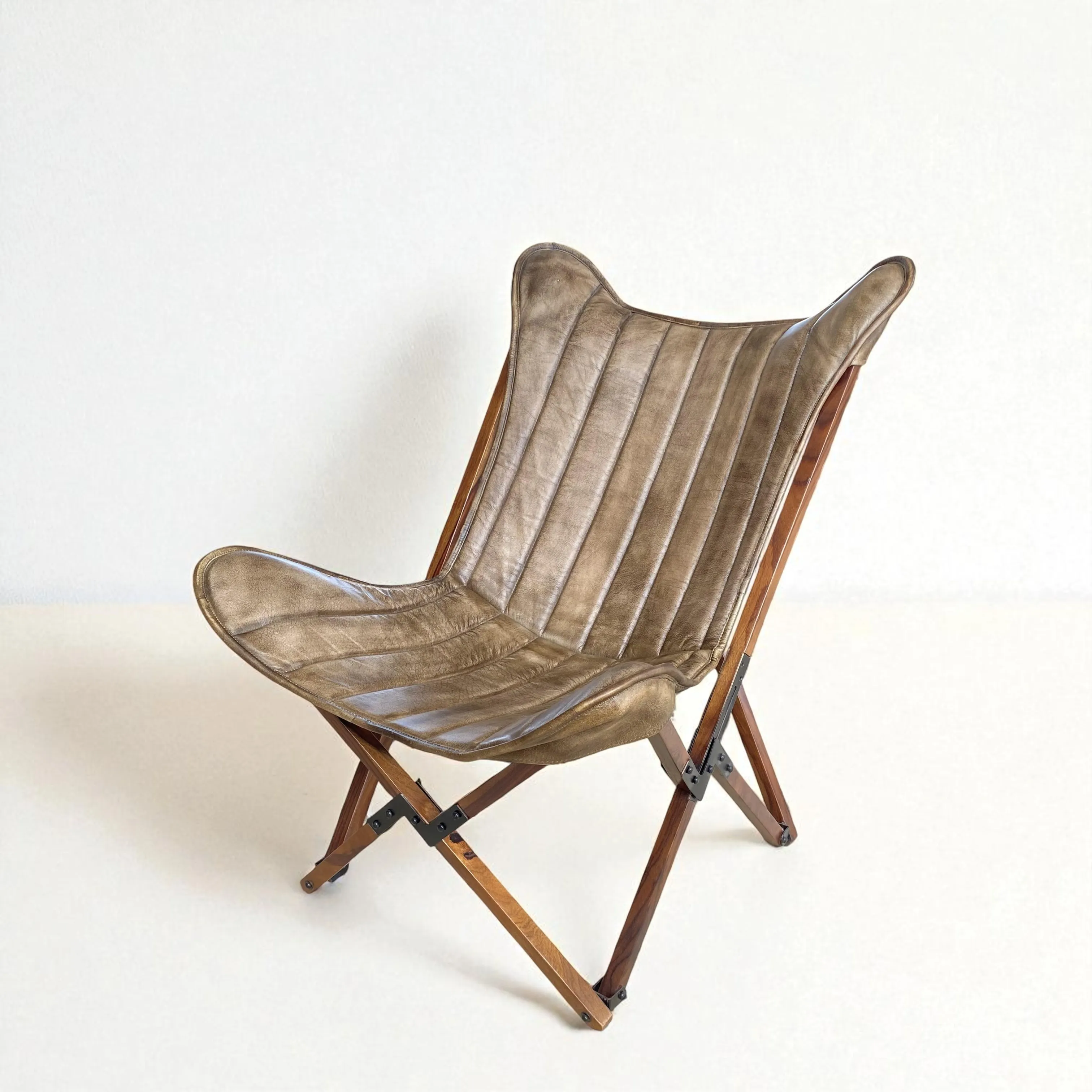 صندلی چرم بوفالو Aventro با پایه چوبی تاشو