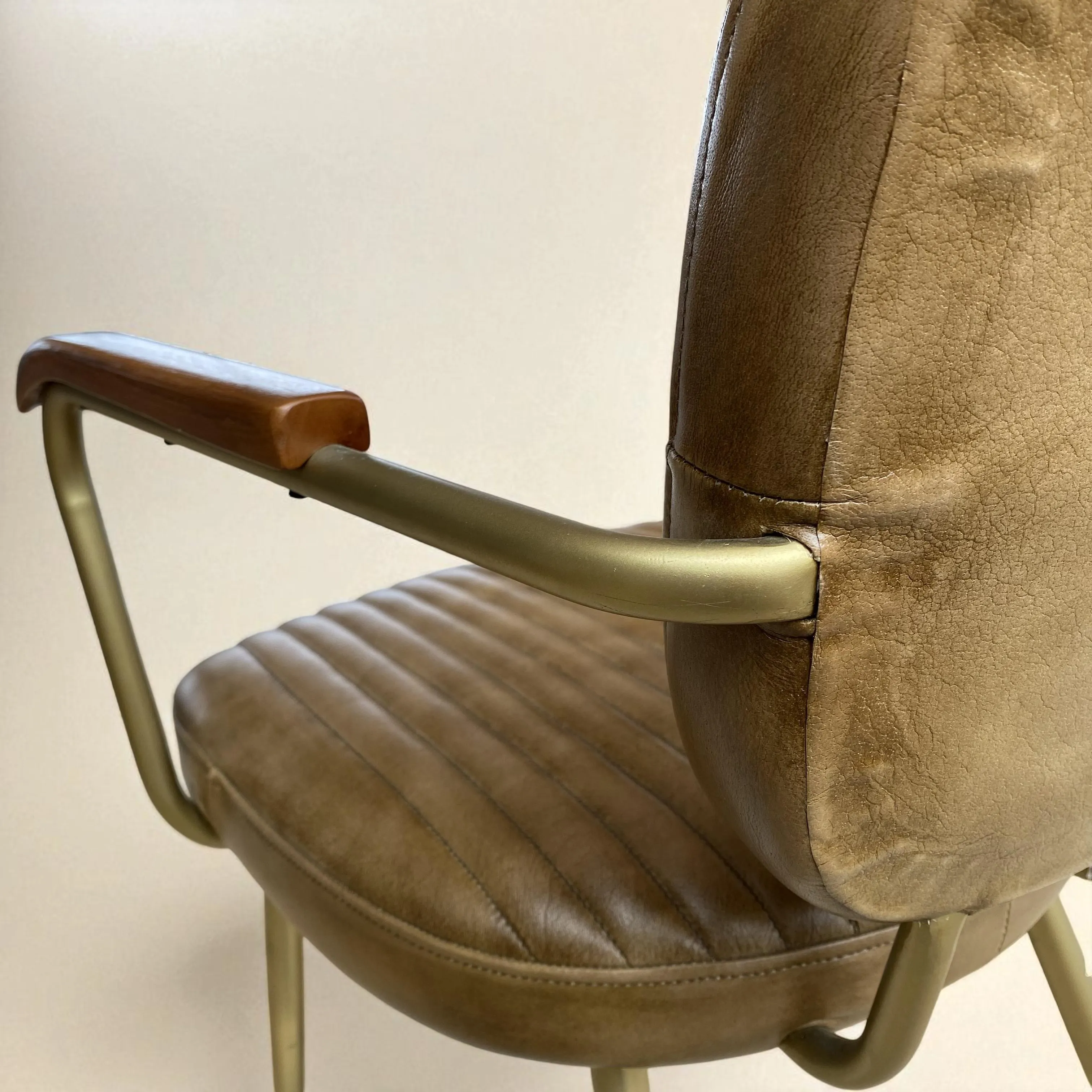 صندلی چرم دسته دار Bravon