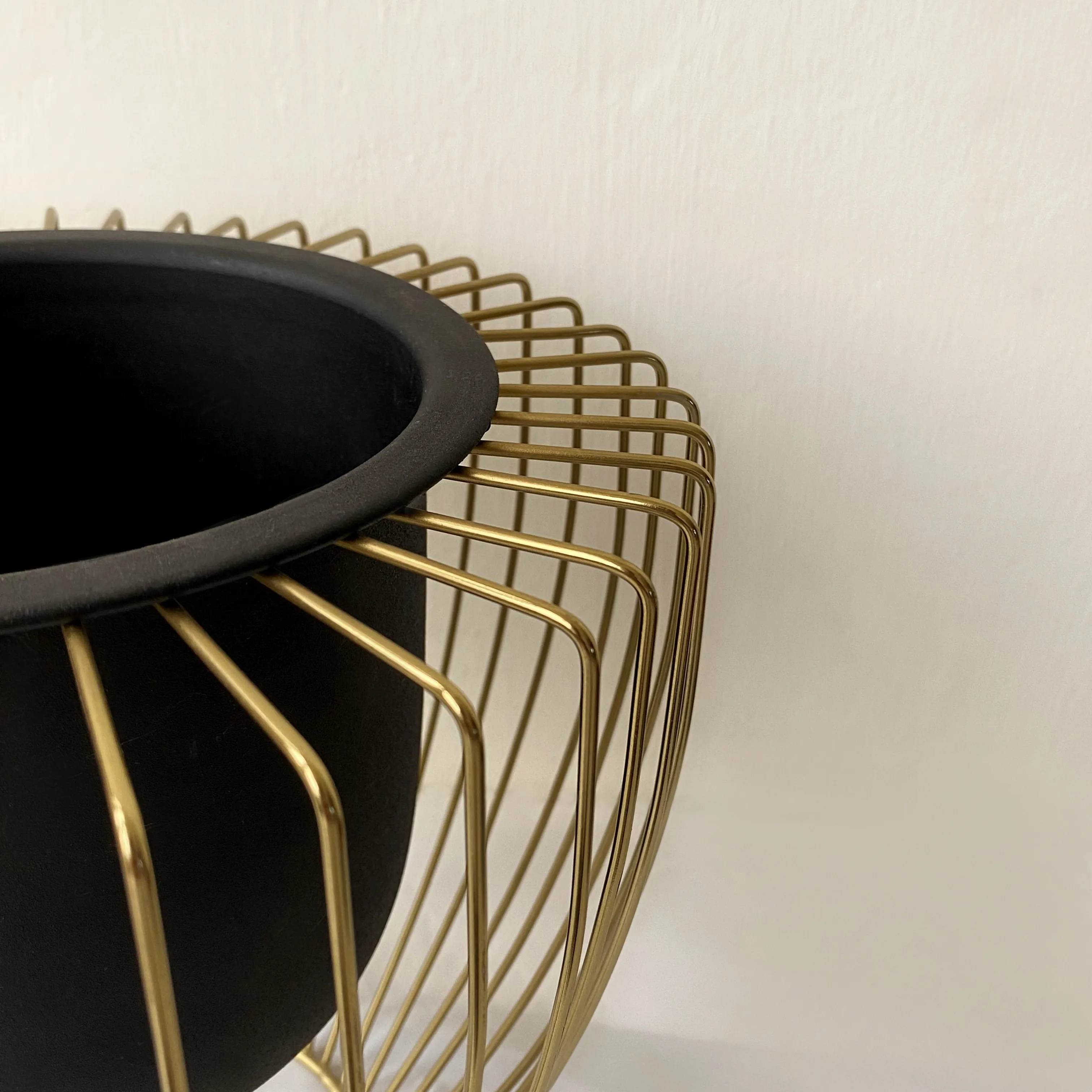 elaris black & gold planter (two sizes)